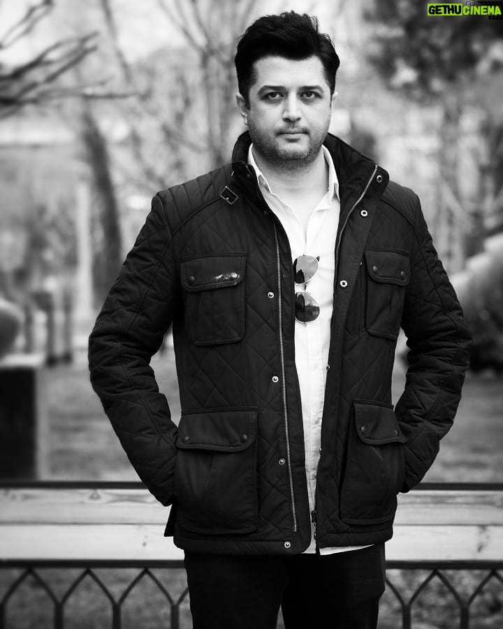 Pendar Akbari Instagram - ... .. اگر زمان منتظر ما میایستاد تا ما به بلوغ برسیم، قطعا زندگی با نقصهای کمتری را تجربه میکردیم. نمیدانم زندگی بدون واژهی «افسوس» چه شکلی خواهد بود! شیرینتر است یا مزهی یکنواختی دارد!؟ #بهومیل_هرابال #پندار_اکبری #pendarakbari #iranianartist #iranianactor #iran #art #honarmandan #honar
