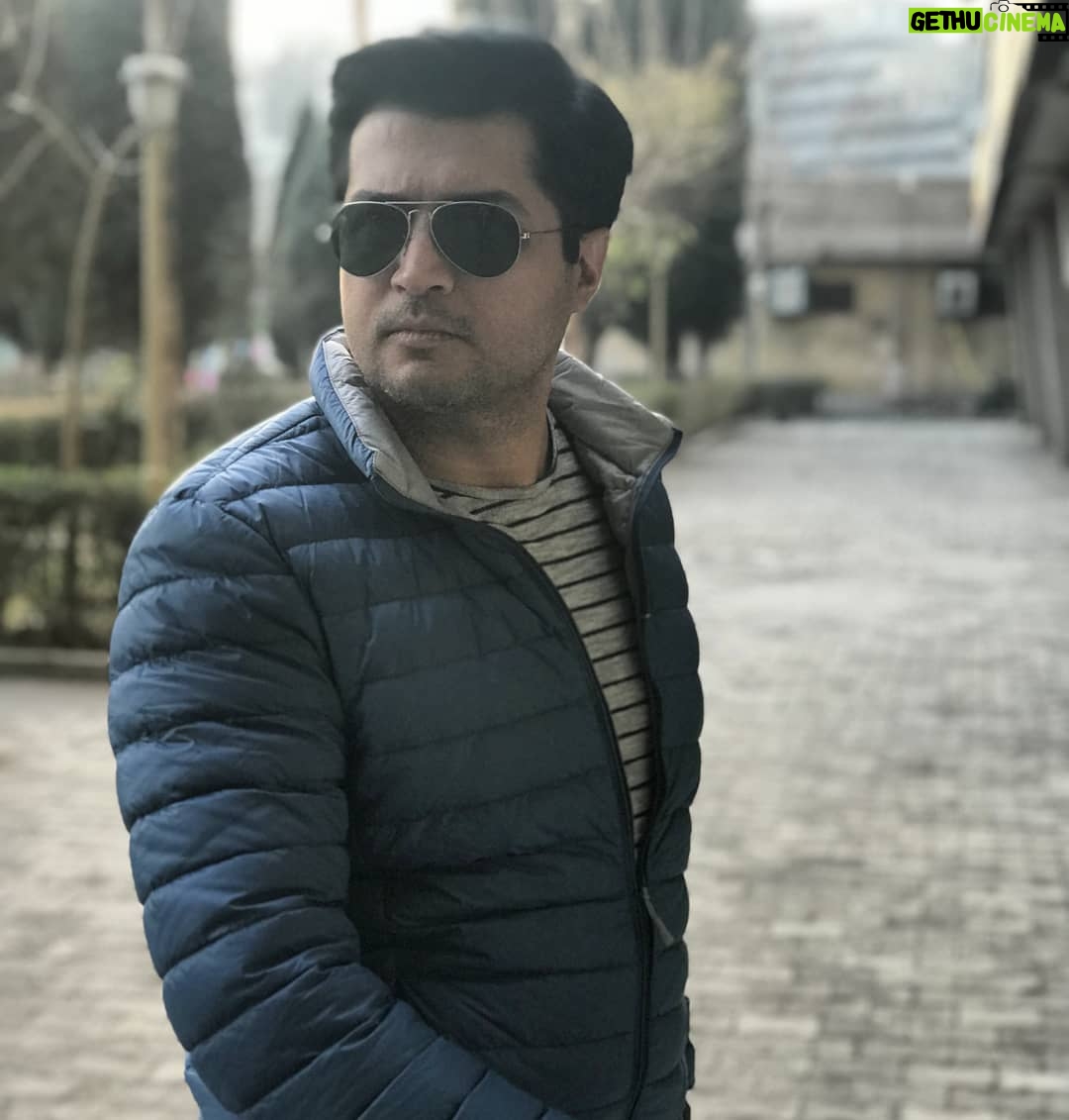 Pendar Akbari Instagram - ... .. به تعداد آدمهای روی کره خاکی، تفاوت فکر و نگرش وجود دارد!! پس باید این را پذیرفت که کسی که تفکرش باتو متفاوت است، دشمنت نیست؛ انسان دیگریست! عکس از کاستاکورتا ....عرفانشون #پندار_اکبری #pendarakbari #iran #iranianartist #honar #honarmandan #iranianactor