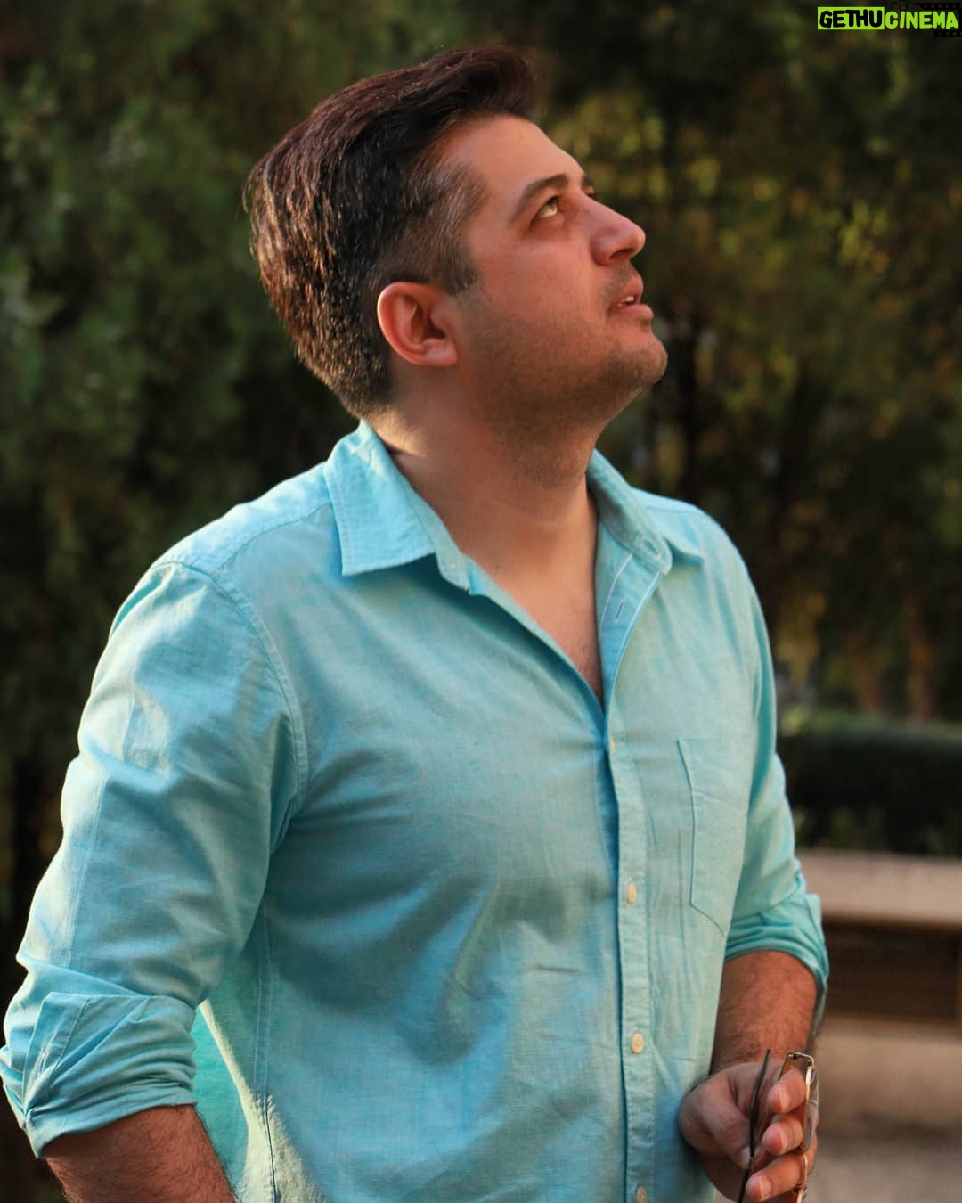 Pendar Akbari Instagram - ... .. یعنی چی میتونه اون بالا باشه؟ #pendarakbari #پندار_اکبری #iran #iranianartist #iranian #iranianactor #honarmandan