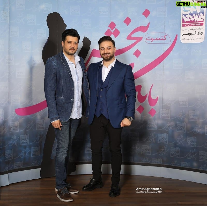 Pendar Akbari Instagram - .. ... دست خودم نیست صبح که میشود، بیاختیار دنبال اتفاقات خوب میگردم دنبال آدمهای خوبی که حال خوبم را با لبخندهایشان به روزگارم سنجاق کنم یک روزخوب اتفاق نمیافتد، ساخته میشود. . پ ن : دیشب افتخار حضور در کنسرت دوست عزیزم و خواننده خوش صدا بابک جهانبخش دوست داشتنی رو داشتم و شاهد اجرای بینظر خودش و گروه محترمش بودم . جای همگیتون خالی . امیدوارم روز به روز بیشتر از قبل بدرخشی بابک عزیز پسر با شخصیت و درجه یک 💙 @babakjahanbakhshoriginal #پندار_اکبری #بابک_جهانبخش #pendarakbari #babakjahanbakhsh #iran #iranianartist #iranianactor #honarmandan