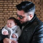 Pendar Akbari Instagram - .. .... نباتِ خوشگل ِ ما نباتِ خوشمزهِ ما ... خودم عکسو دیدم یاد مقامات دوتا کشور افتادم 😂 نبات عزیزم کنار پدر و مادر مهربونت و پناه کوچولو بهترینها رو برات آرزومندم #نبات_استخری #پندار_اکبری #شاهرخ_استخری #pendarakbari #shahrokhestakhri #nabat_estakhri #iranianartist #iran #iranian #iranianactor