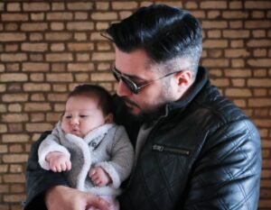 Pendar Akbari Instagram - .. .... نباتِ خوشگل ِ ما نباتِ خوشمزهِ ما ... خودم عکسو دیدم یاد مقامات دوتا کشور افتادم 😂 نبات عزیزم کنار پدر و مادر مهربونت و پناه کوچولو بهترینها رو برات آرزومندم #نبات_استخری #پندار_اکبری #شاهرخ_استخری #pendarakbari #shahrokhestakhri #nabat_estakhri #iranianartist #iran #iranian #iranianactor
