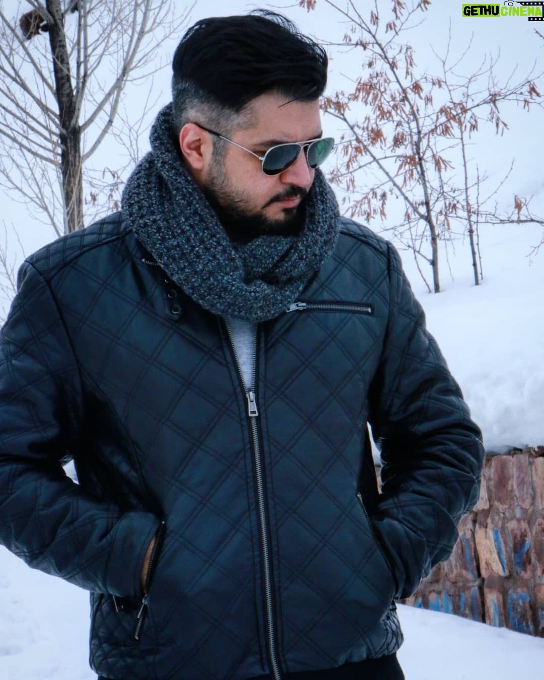 Pendar Akbari Instagram - .. ... .... بیشتر از آن چه برای موفق بودن تلاش میکنی برای با ارزش بودن تلاش کن.. #pendarakbari #پندار_اکبری #هنر #art #iran #iranianartist #iranianactor