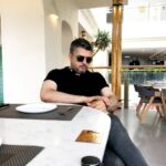 Pendar Akbari Instagram - محتوای عکس؛ هیچ وقت یه آدم گرسنه رو منتظر نزار....