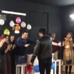 Pendar Akbari Instagram - و قصه تولد امسال من اینگونه پایان یافت .... 💙♥ تمرین نمایش زن نیک ایالت سچوان ، چند روز قبل از اجرا و یک سورپرایز هیجان انگیز ... 💙♥ هیچی بهتر از این‌ نمیشه که با یک گروه خوش قلب و مهربون سر کار باشی ، گروهی که مرام و معرفتشون یک دنیا ارزشمنده . بچه های گروه امروز یکی از بهترین روزهای زندگی من رو رقم زدن 💙♥ از همه دوستان عزیزم و همه شما که به هر طریقی با تبریکای خوبتون بهم انرژی دادین و خوشحالم کردین صمیمانه سپاسگذارم 💙♥ براتون بهترینها رو آرزومندم ضمنا نمایش ما از بیست آذر شروع میشه منتظر دیدارتون هستیم 🙏🌷 #pendarakbari
