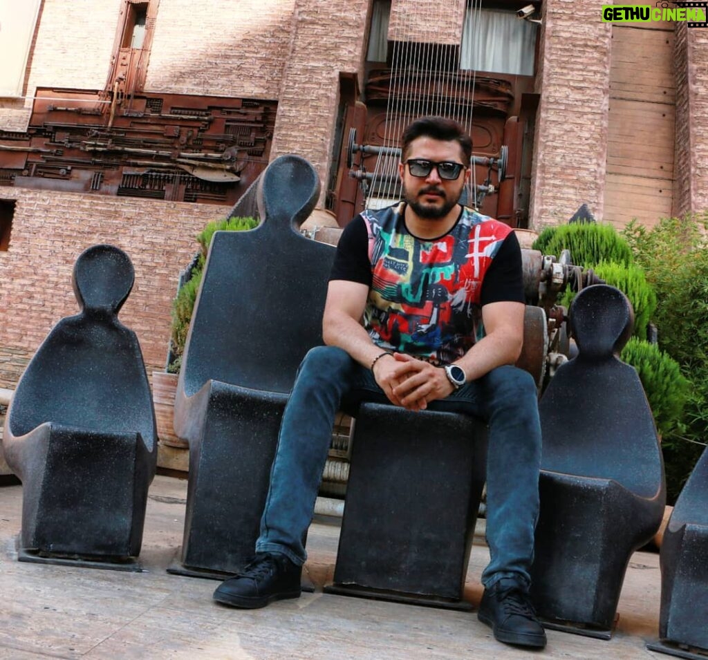 Pendar Akbari Instagram - باید کنار هم بنشینیم بدون هیچ تکلفی و این وسیله ای بشود که تنهایی یادمان برود ... Photo by : @shahrokh_estakhri #pendarakbari #shiraz #پندار_اکبری