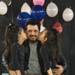 Pendar Akbari Instagram - و قصه تولد امسال من اینگونه پایان یافت .... 💙♥ تمرین نمایش زن نیک ایالت سچوان ، چند روز قبل از اجرا و یک سورپرایز هیجان انگیز ... 💙♥ هیچی بهتر از این‌ نمیشه که با یک گروه خوش قلب و مهربون سر کار باشی ، گروهی که مرام و معرفتشون یک دنیا ارزشمنده . بچه های گروه امروز یکی از بهترین روزهای زندگی من رو رقم زدن 💙♥ از همه دوستان عزیزم و همه شما که به هر طریقی با تبریکای خوبتون بهم انرژی دادین و خوشحالم کردین صمیمانه سپاسگذارم 💙♥ براتون بهترینها رو آرزومندم ضمنا نمایش ما از بیست آذر شروع میشه منتظر دیدارتون هستیم 🙏🌷 #pendarakbari