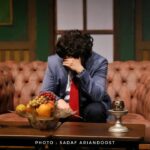 Pendar Akbari Instagram – .
برای تئاتری که انگار بود و نبودش فرقی نداره…
برای تماشاگرایی که دیگه تو سالنهای تئاتر نیستن…
برای هزینه های بالای تولید یک تئاتر..
برای دستمزدهای کم …
برای تمام تلاشهایی که میکنی…
برای تمام خستگیهایی که تو تنت میمونه…
برای تمام مسائل ریز و درشت ..
ما فراموش نمیکنیم که تا تئاترت لاکچری نباشه کسی واسه دیدنش نمیاد ، چون نه منفعتی توش هست نه کلاس گذاشتنی..!
ما یادمون نمیره که یک اثر هنری ارزش دیده شدن نداره اما پستهای پوچ و پر حاشیه چه جوری شدن دغدغه هرروز آدمها!
..
در خاطر ما همیشه میمونه تا روزی روزنه های امید در تمام آثار نمایشی شعله ور بشه..
اما با این حال ما هستیم و تنهاییهامون ..
ما موندیم و دلتنگیهامون..
#پنداراکبری
#pendarakbari
پ ن : عکس مربوط به نمایشه و ربطی به کپشن نداره
عکس از صدف آرین دوست
#نمایش #تئاتر #بازیگران #هنر #هنرمندان #پندار_اکبری #pendar_akbari #iran #honar #iranianactor #honarmandan