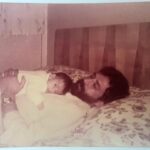 Pendar Akbari Instagram - #تولدت_مبارک رفیق من این عکس دقیقا مائیم تو اوایل دهه شصت همون روزایی که تازه با هم رفیق شدیم. هیچ وقت یادم نمیره تو رفاقتت واسم کم نگذاشتی و مثل کوه پشتم بودی اصل رفاقتم یعنی همین که تا تهش پای به پای رفیقت بری و از هیچی دریغ نکنی... عمر رفاقتمون حالا نزدیک چهل سالش شده و خواستم فقط بگم تا ابد پای این رفاقت وایسادم💙 تولدت پر از نور . پ ن : تولد بابا چهاردهم فروردین هستش #پندار_اکبری #عبدالرضا_اکبری #abdolrezaakbari #pendarakbari