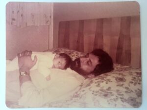 Pendar Akbari Instagram - #تولدت_مبارک رفیق من 
 این عکس دقیقا مائیم تو اوایل دهه شصت 
همون روزایی که تازه با هم رفیق شدیم.
هیچ وقت یادم نمیره تو رفاقتت واسم کم نگذاشتی و مثل کوه پشتم بودی 
اصل رفاقتم یعنی همین که تا تهش پای به پای رفیقت بری و از هیچی دریغ نکنی...
عمر رفاقتمون حالا نزدیک چهل سالش شده و خواستم فقط بگم تا ابد پای این رفاقت وایسادم💙
تولدت پر از نور
.
پ ن : تولد بابا چهاردهم فروردین هستش 
#پندار_اکبری #عبدالرضا_اکبری 
#abdolrezaakbari #pendarakbari