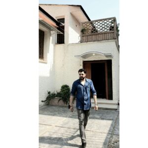Pendar Akbari Instagram - قیمت عشق همیشه بیش از تحمل آدمیزاد بوده‌است. 
باید، اما سخت است که زندگی را 
به یک عاشقانه‌ی آرام تبدیل کنی ...
✍🏻 #نادر_ابراهیمی
♥️عیدتون مبارک
عکس از @sajjadgholizadeh_official 

#pendarakbari #pendar_akbari #پندار_اکبری #پنداراکبری