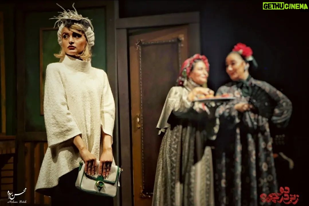 Pendar Akbari Instagram - . رونمایی از آلبوم عکس نمایش ((زنی در دو چهره)) عکاس:محسن بیده فروش بلیط روزهای جدید همراه با تخفیف گروهی در سایت تیوال Www.tiwall.com _______________________________ نویسنده و کارگردان: پندار اکبری مشاور هنری: عبدالرضا اکبری تهیه کننده: امیر عباسی _______________________________ بازیگران: نیلوفر پارسا، علیرضا دیلمی، پناه باقریان، ماریه ماشاالهی، روناک برخوردار، آیدا سرمست، پندار اکبری و نساءیوسفی _______________________________ طراح گریم:سلماز نجفی طراح صحنه و لباس:علیرضا نوروزی _______________________________ خرداد و تیر ۱۴۰۱/ پردیس تئاتر سپند /ساعت ۲۱ _______________________________ #تئاتر #نمایش #تیاتر #زنی_در_دو_چهره #پوستر #هنر #بازیگر #هنرمندان#عکس#عکاسی #پندار_اکبری #پنداراکبری #pendarakbari #pendar_akbari #از_تئاتر_حمايت_كنيم #اکسپلور #ایران #هنرمندان_ایرانی