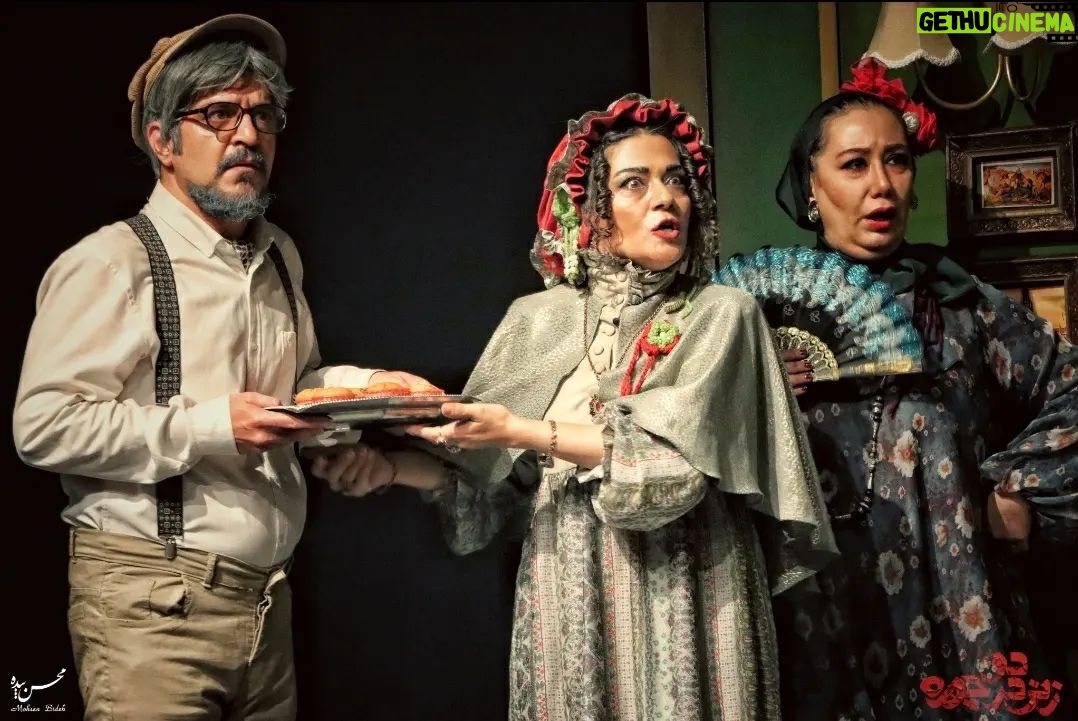 Pendar Akbari Instagram - . رونمایی از آلبوم عکس نمایش ((زنی در دو چهره)) عکاس:محسن بیده فروش بلیط روزهای جدید همراه با تخفیف گروهی در سایت تیوال Www.tiwall.com _______________________________ نویسنده و کارگردان: پندار اکبری مشاور هنری: عبدالرضا اکبری تهیه کننده: امیر عباسی _______________________________ بازیگران: نیلوفر پارسا، علیرضا دیلمی، پناه باقریان، ماریه ماشاالهی، روناک برخوردار، آیدا سرمست، پندار اکبری و نساءیوسفی _______________________________ طراح گریم:سلماز نجفی طراح صحنه و لباس:علیرضا نوروزی _______________________________ خرداد و تیر ۱۴۰۱/ پردیس تئاتر سپند /ساعت ۲۱ _______________________________ #تئاتر #نمایش #تیاتر #زنی_در_دو_چهره #پوستر #هنر #بازیگر #هنرمندان#عکس#عکاسی #پندار_اکبری #پنداراکبری #pendarakbari #pendar_akbari #از_تئاتر_حمايت_كنيم #اکسپلور #ایران #هنرمندان_ایرانی