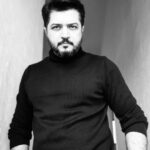 Pendar Akbari Instagram - این روزا همه دارن بِت میزنن تو روت ، تو رفاقت ، تو رقابت ، تو مرام و معرفت فرقی نمیکنه کجا و چه جوری...خلاصه یه جوری بِت میزنن به شما چطور؟ نمیزنن؟ #اکبر_بت 😎 #پنداراکبری #بت #ایران #پندار_اکبری #pendarakbari #pendar_akbari #iran #iranianartist #iranianactor #art #artist #honarmandan #honar #bet