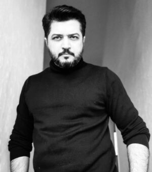 Pendar Akbari Instagram - این روزا همه دارن بِت میزنن
تو روت ، تو رفاقت ، تو رقابت ، تو مرام و معرفت
فرقی نمیکنه کجا و چه جوری...خلاصه یه جوری بِت میزنن
به شما چطور؟ نمیزنن؟ 
#اکبر_بت 😎
#پنداراکبری 
#بت
#ایران #پندار_اکبری #pendarakbari #pendar_akbari #iran #iranianartist #iranianactor #art #artist #honarmandan #honar #bet