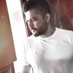 Pendar Akbari Instagram - خواهی نشوی همرنگ ، رسوای جماعت شو ... کاملا درست خوندین ، منم اشتباه ننوشتمش 😉 یه جابجایی تاثیرگذار.. با دیدن آدمایی که همیشه خودشونو هم رنگ جماعت میکنن تا چهره واقعیشون رو مخفی نگه دارن به نظرم کار این دسته خیلی سخت تره ولی وجدانشون راحت تر... جمله انقدر برام جذاب و پرمحتوا شد که گذاشتمش تو بیو پیجم 🤞 برداشتتون رو از محتوای این مثل برام بنویسید خوشحال میشم نظراتتون رو بخونم❣ #پندار_اکبری #pendarakbari #iran #iranianartist #iranianactor #honar #honarmandan