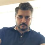 Pendar Akbari Instagram - کاش همیشه جلو زدن از دیگران به این معنی باشه که طرف تو کارش موفق بوده و پیشرفت کرده و این شده عامل پیشی گرفتنش از بقیه، اما جلو زدن بهانه ای شده واسه تو مرکز دید قرار گرفتن، تاکید به شخصیتهای مهمی داشتن، مثل اون آدمایی که دوست دارن همیشه جلو بشینن؛ تو مراسمات جلو باشن ، تو صندلی های تئاتر و سینما جلو بشینن، چه تو ماشین، چه تو حرف زدن در یک جمع، چه تو شبکه های مجازی، چه تو... آدمایی که حرص میزنن همیشه جلوی چشم دیگران باشن تا به همه اثبات کنن چقدر مهم و تاثیر گذارن، این نوع آدمیزاد در همه جا پیدا میشه، مثلا برای خود ما در تئاتر اتفاق افتاد که مهمان هنرمندمون چون ردیف اول جا نداشت بشینه قهر کرد رفت یا مهمان دیگر که تاکید داشت حتما در آخر نمایش معرفی بشه تا تماشاگران تشویقش کنن و.... نمیدونم چقدر با اینجور شخصیتها مواجه شدین اما نظرتون رو حتما درباره این آدما بنویسید #پندار_اکبری #pendarakbari #iran #iranianartist #iranianactor #art #honar #honarmandan