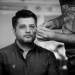 Pendar Akbari Instagram - این جمله ها چقدر به گوشتون خورده؟! منو استوری کن ، تولدمو تو پستت تبریک بگو ، چرا واسه دیگران کامنت میزاری واسه من نمیزاری، اگه فالوت کنم حتما باید بک بدی! و... چقدر تو رو در وایستی مجبور شدین این کارو انجام بدین؟ اشخاصی که این اتفاق براشون پیش اومده قطعا میدونن اگه انجام نداده باشن مرحله دیگه ای آغاز میشه که پیگیرانه باهات تماس بگیرن که چرا این خواسته هارو انجام ندادی .. یعنی هیچ کاری مهمتر از این قضیه باهات ندارن و از نظر خودشون این یه توقع نیست، یه خواسته دوستانه س البته با یه لحن متظاهرانه مهربون،و اصرار و وادار کردن شما به انجام این کارا. این درسته که هرکسی هر کمکی یا محبتی که به دیگران داره رو میتونه انجام بده ولی نکته همینجاست که خودش بخواد ،دلی باشه ، نه با اصرار ، اما این پر توقعی ها به شخصیت فرد بر میگرده و دست و پا زدن در رسیدن به جایگاهی از طریق دیگران، یعنی دیگران برای تو همه کاری کنن که دیده شی بدون اینکه خودت زحمتی کشیده باشی یا اندازه های اون جایگاه رو داشته باشی ، همه اینا نمونه بارز حرص و ولع داشتن واسه رسیدن به مرکز توجهه حالا ابعاد دیگه مورد توجه قرار گرفتن بماند اما مساله اینه که ما به هم حق انتخاب نمیدیم فقط تو معذوریت مجبوریم که همو داشته باشیم تا دل کسی نشکنه.. #پندار_اکبری عکس از سرکار خانم آتوسا امینی #pendarakbari #iranian #iran #iranianartist #iranianactor