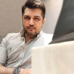 Pendar Akbari Instagram - فیک بودن، چیزیه که همه ی ما میدونیم چی هست و چه شکلیه. فیک بودن با عکس یکی دیگه پیج ساختن و با یه اسم عجیب غریب اومدن تو فضای مجازی نیست ! فیک بودن، همون لبخند مصنوعیه برای جلب توجه، همون لهجه های با ادا و عجیب غریبه ، ژست گرفتن های بی کیفیت و ابتدایی از مدلهایی که قبلا یه جایی دیدیم ، همون لب و لوچه جمع کردن تو عکسها و ژست سورپرایز شدن و.... فیک بودن یعنی اینکه یه تصویری از خودت و زندگیت به دیگران نشون بدی که کاملاً واقعیت نداره و فقط برای تایید از دیگران و برانگیختن حس حسادت در بقیه باشه. میدونم که خودتون میتونید میلیونها مثال دیگه از این شخصیت های فیک بزنید. و شاید به این موضوع رسیده باشین که جمعیت بیشماری فیک بودن رو پرستش میکنن و این کارو واسه اینکه آدمها خود واقعیشون باشن سخت میکنه البته اینم بگم ممکنه هیچ کدوم از ما ها از این دسته کاملاً مستثنی نباشیم 😉 پ ن : بخشی از این مطلب رو در کانالی خوندم که نمیدونم منبعش کیه و کجاست اما بشدت باهاش موافقم ، با دیدگاه خودم تلفیقش کردم و براتون نوشتمش #پندار_اکبری #pendarakbari #ایران #iranian #art #iranianartist #iranianactor #honarmandan