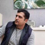 Pendar Akbari Instagram - • مردی هر روز راس ساعتی معين به گوشه ميدان شهر می رفت و لحظاتی كلاهش را از سرش بر می داشت و به شدت تكان می داد. پليس علت اين كار را از وی جويا شد. مرد گفت: با اين كار زرافه ها را دور می كنم. پلیس پرسید: اين جا زرافه ای نمی بينم؟! و پاسخ شنید: اين نشان می دهد كه من كارم را درست انجام می دهم. به این میگن توهم مفید بودن! ما روزانه با توهم مفید بودن در بسیاری از موارد گوناگون سروکار داریم ... پ ن : آی تینک که اینجوریه 🤪 #پندار_اکبری #pendarakbari
