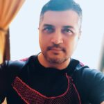 Pendar Akbari Instagram - به همان میزان که بیان کلمات مثبت می‌تونن ما را به اهدافمون نزدیک کنن،کلمات منفی میتونن ما را از اهدافمون دور کنن . تا حالا دقت کردین در طول روز چقدر از کلمات مثبت یا منفی استفاده میکنین؟ و تاثیرش رو دیدید؟! #در_خانه_بمانیم #قانون_جذب #انرژی_مثبت #پندار_اکبری #pendarakbari