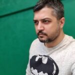 Pendar Akbari Instagram - .. سلام رفقا ، حالتون چطوره؟؟؟ امیدوارم که صحیح و سلامت باشین و خیلی زود از این شرایط سخت عبور کنیم و با رعایت نکاتی تو این روزا زیاد میخونیم و میبینیم بتونیم از خودمون و اطرافیانمون مراقبت کنیم دم همه اونایی که رعایت میکنن گرم💙❤ واسه کسانی که تو خونه میمونن به شدت تماشای فیلمهای روز دنیا رو توصیه میکنم 😉 #pendarakbari #پندار_اکبری