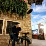 Pendar Akbari Instagram - ... .. نگاه تو با نگاه هیچکس یکسان نیست، هر فرد دنیا را از قابی متفاوت تماشا می‌کند. این یعنی قدرت پذیرش، که برای آسوده زیستن، بسیار ضروری ست. #پندار_اکبری #pendarakbari #iran #iranianartist #iranian #iranianactor #honar #honarmandan #art