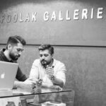 Pendar Akbari Instagram - ... .. و اما پولک ... تجربه و حرفه جدید همراه پدر و برادرم پ ن : پولک چند روزی هست فعالیتش رو شروع کرده ، میتونید تشریف بیارین و خوشحالمون کنین .. بزودی براش مراسم افتتاحیه هم میگیریم تا در جشن کوچک ما شما هم سهیم باشین نسخه رنگی عکس در پیج پولک قابل مشاهده است😀😉 پ ن دوم : گالری ما در مجتمع تجاری کورش ، طبقه همکف ، بورس طلا و جواهر ، واحد ۱۳ واقع شده پ ن سوم : ممنون میشم از ما حمایت کنید پیج پولک رو فالو کنین و به دوستان و آشنایانتون معرفی کنین @poolakgalleries #pendarakbari #abdolrezaakbari #erfanakbari #iran #iranianartist #art #gold #goldiran #irangold #iranianactor #artist #طلا مركز خريد كورش