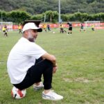 Pep Guardiola Instagram - ❤️ UN GRAN PADRÍ! 😁 Avui el @pepteam ha estat a la sessió d’entrenament i ha compartit una molt bona estona amb els nens i nenes del @pepsummercamp. #PepSummerCamp