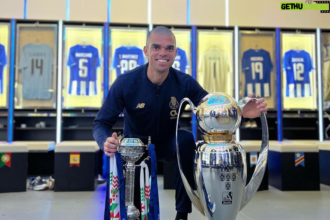 Pepe Instagram - •2021/2022• @fcporto Caminho longo marcado pela UNIÃO, ESFORÇO e APOIO dos nossos! Agradeço aos que estiveram presentes apoiando e exigindo sempre comprometimento e seriedade. A todo o staff, adeptos e família estas conquistas são NOSSAS 🏆🏆 Até já 👋