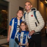 Pepe Instagram - Visitas especiais 💙🤍 A Carolina deixou-me uma carta especial no dia da sua visita ao @museufcporto Convidei-a para nos visitar novamente no Dragão e ver um jogo do nosso Porto! . Histórias bonitas do futebol 🙏🏻