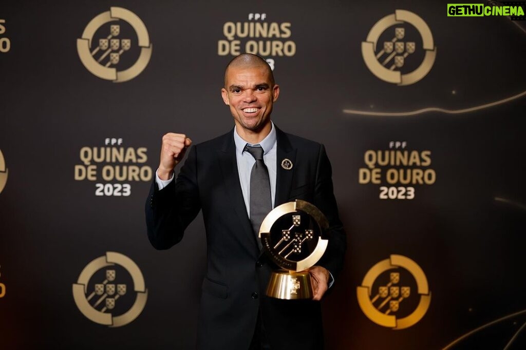 Pepe Instagram - •A raiz de tudo• Todos nós temos um primeiro dia em que sonhamos ser alguma coisa… É aí que vou buscar a minha força. Obrigado à Federação Portuguesa de Futebol por este reconhecimento 🇵🇹
