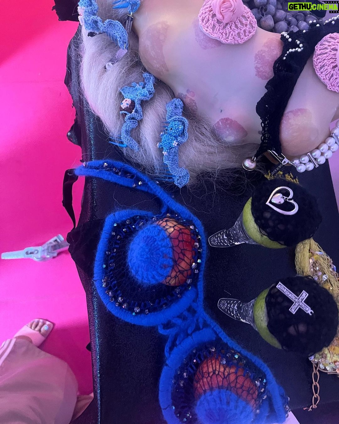 Peri Baumeister Instagram - Disco mit @mika_moriyama 💿 And w/ @itsmemalve & the french Designerin @loudebetoly who works in Berlin Neukölln 💕showed her filigran & detailed and very unique collage like pieces. @berlinfashionwe #newwayofupcyling