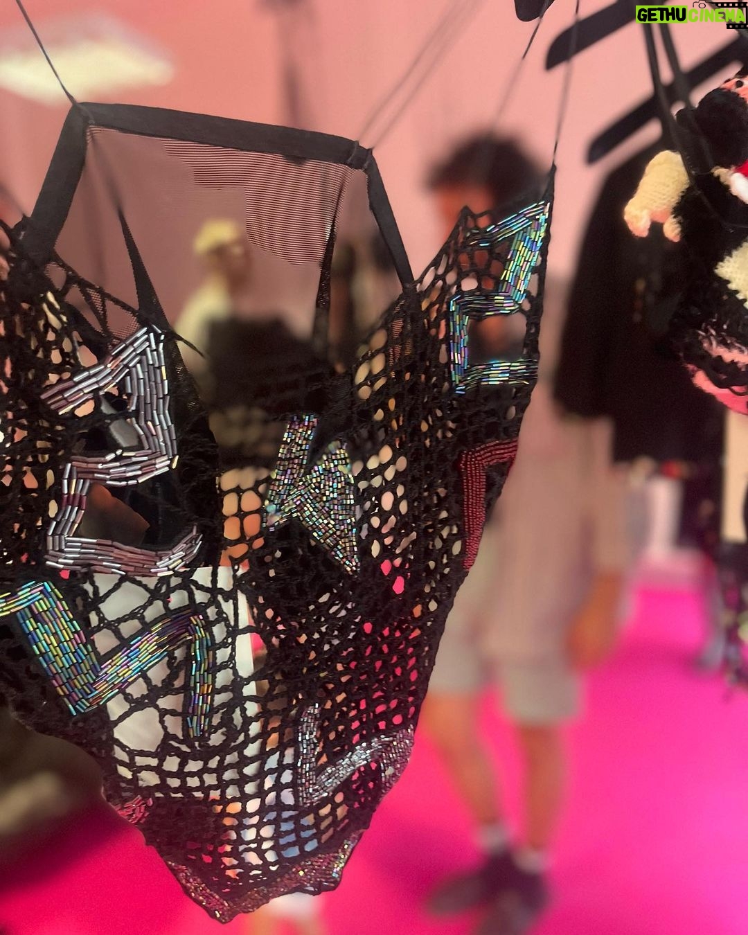 Peri Baumeister Instagram - Disco mit @mika_moriyama 💿 And w/ @itsmemalve & the french Designerin @loudebetoly who works in Berlin Neukölln 💕showed her filigran & detailed and very unique collage like pieces. @berlinfashionwe #newwayofupcyling