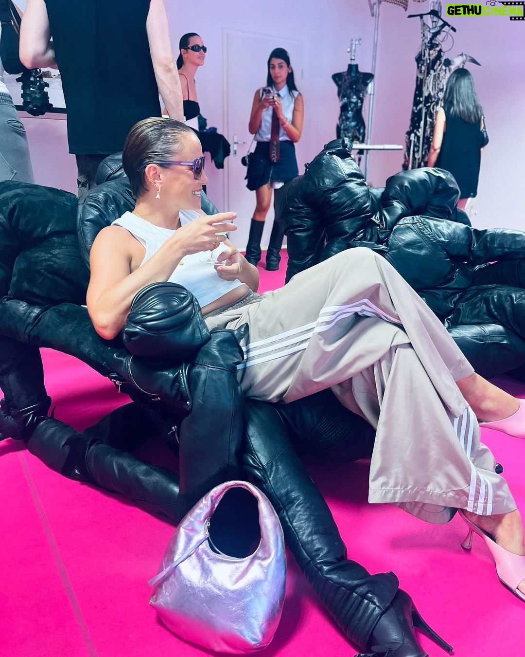 Peri Baumeister Instagram - Disco mit @mika_moriyama 💿 And w/ @itsmemalve & the french Designerin @loudebetoly who works in Berlin Neukölln 💕showed her filigran & detailed and very unique collage like pieces. @berlinfashionwe #newwayofupcyling