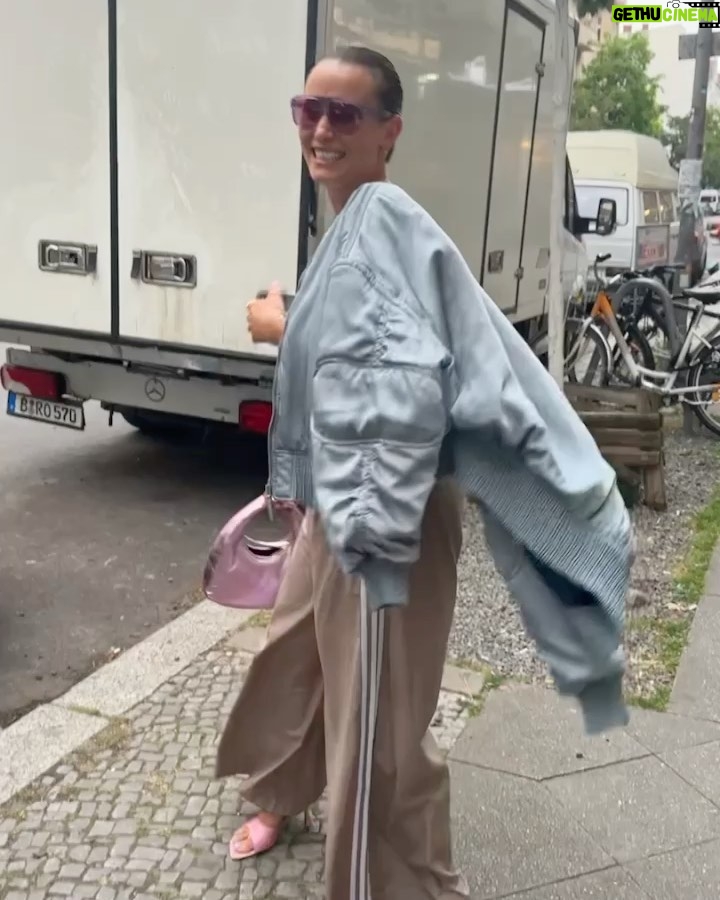 Peri Baumeister Instagram - Disco mit @mika_moriyama 💿 And w/ @itsmemalve & the french Designerin @loudebetoly who works in Berlin Neukölln 💕showed her filigran & detailed and very unique collage like pieces. @berlinfashionwe #newwayofupcyling