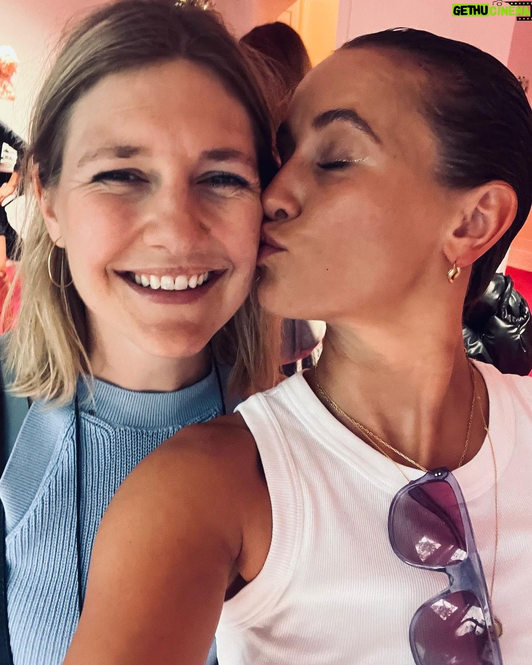 Peri Baumeister Instagram - Disco mit @mika_moriyama 💿 And w/ @itsmemalve & the french Designerin @loudebetoly who works in Berlin Neukölln 💕showed her filigran & detailed and very unique collage like pieces. @berlinfashionwe #newwayofupcyling