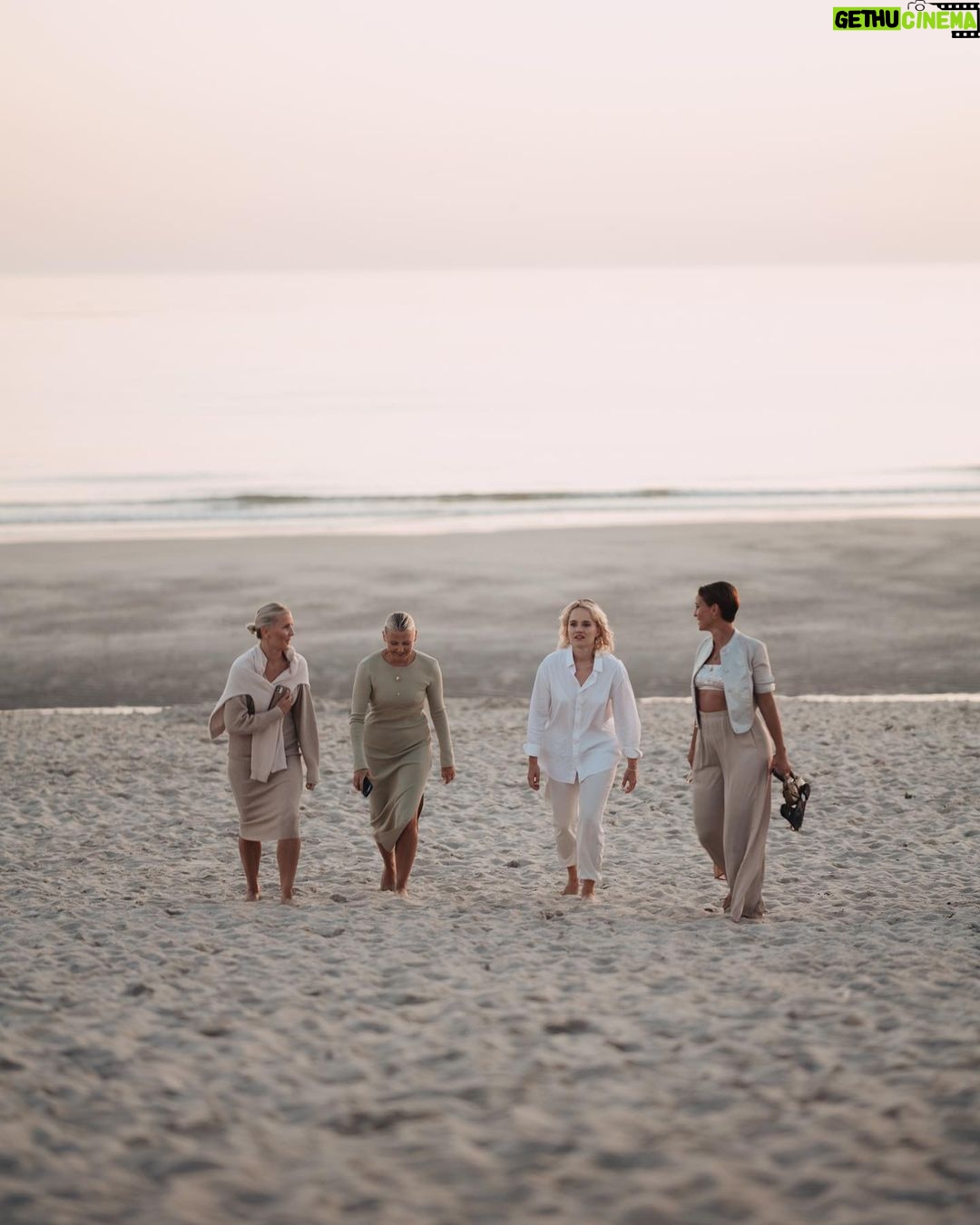 Peri Baumeister - 1.1K Likes - I went back home full hearted. 💙
Grazie mille @giorgioarmani #armanimare and of course to all involved.
So much love in the details.
So many interesting and inspiring encounters and amazing food.
@sarah___kern @juliahoefner 📸 @lucaspossiede
And what a beautiful place Sylt is! Especially with you @luisevonfinckh