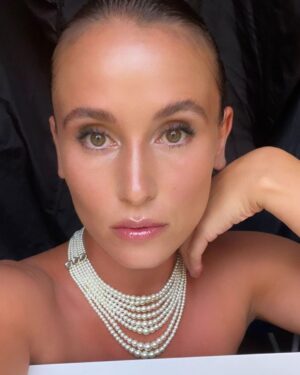 Peri Baumeister Instagram - Here comes your ghost again 
But that’s not unusual 
It’s just that the moon is full 
And you happend to call

Dressed by @dior and @maxilieml 💛
H/M @vivienmangin 

Danke 
@produzentenallianz für den schönen Abend.