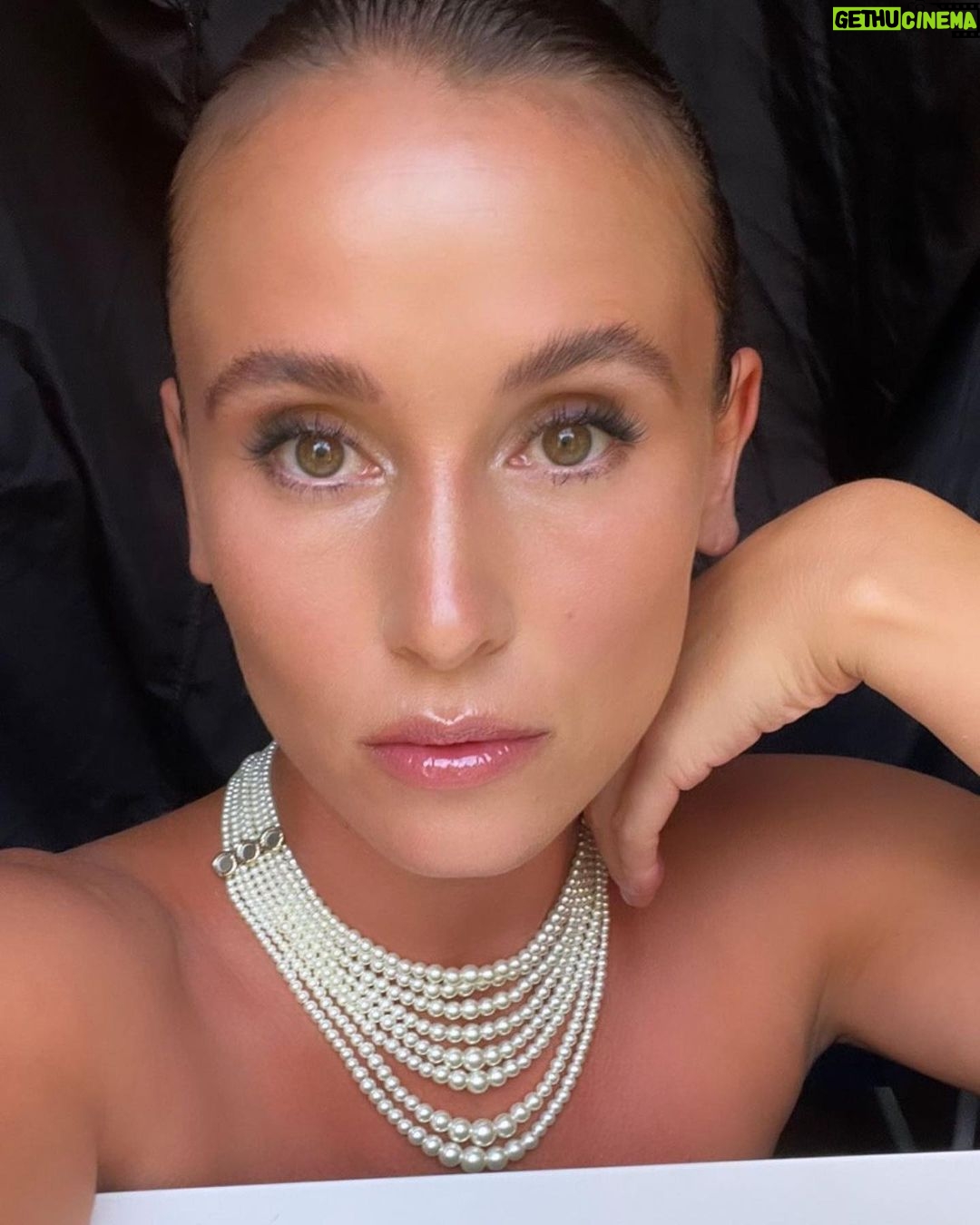 Peri Baumeister - 1.2K Likes - Here comes your ghost again
But that’s not unusual
It’s just that the moon is full
And you happend to call
Dressed by @dior and @maxilieml 💛
H/M @vivienmangin
Danke
@produzentenallianz für den schönen Abend.