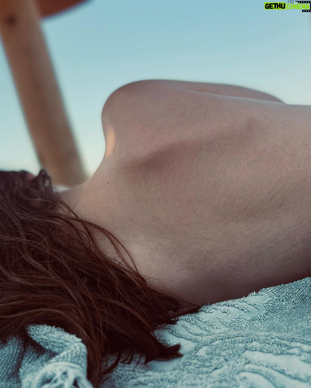 Peri Baumeister - 1.6K Likes - Es ist lange her.
Mein letztes Mal in Griechenland.
Damals mit meiner Großmutter in einem kleinen Fischerdorf.
Ich erinnere mich an die Hitze im Olivenhain und an eine kleine Bucht in der wir frühmorgens schwimmen gingen.
Umgeben von Schafen.
Rote Tomaten, knallweißer Feta und die getünchten Häuser in der selben Farbe.
Es roch überall nach Jasmin und Orangen.
Und der wettergegerbten Haut meiner Nana.
Heute bin ich auf Kreta mit meiner Tochter, die mindestens genauso gut riecht.
Meisten nach Buttercroissant 🥐.
Hier mischt sich eine Prise Meersalz und Sonnencreme hinzu.
Alleine Reisen unter Frauen, damit bin ich groß geworden.
Es ist anders, wenn man nicht mehr das Kind ist.
Ich fange an meine Mama zu verstehen.
Danke @ammoshotel für diese schöne Zeit.
Wie schön und liebevoll gestaltet es hier ist - wie gut wir es hier haben dürfen und wie lecker alles schmeckt.
Unbezahlte Werbung einfach nur, weil ich sie mag.