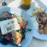 Peri Baumeister Instagram - Es ist lange her. Mein letztes Mal in Griechenland. Damals mit meiner Großmutter in einem kleinen Fischerdorf. Ich erinnere mich an die Hitze im Olivenhain und an eine kleine Bucht in der wir frühmorgens schwimmen gingen. Umgeben von Schafen. Rote Tomaten, knallweißer Feta und die getünchten Häuser in der selben Farbe. Es roch überall nach Jasmin und Orangen. Und der wettergegerbten Haut meiner Nana. Heute bin ich auf Kreta mit meiner Tochter, die mindestens genauso gut riecht. Meisten nach Buttercroissant 🥐. Hier mischt sich eine Prise Meersalz und Sonnencreme hinzu. Alleine Reisen unter Frauen, damit bin ich groß geworden. Es ist anders, wenn man nicht mehr das Kind ist. Ich fange an meine Mama zu verstehen. Danke @ammoshotel für diese schöne Zeit. Wie schön und liebevoll gestaltet es hier ist - wie gut wir es hier haben dürfen und wie lecker alles schmeckt. Unbezahlte Werbung einfach nur, weil ich sie mag.