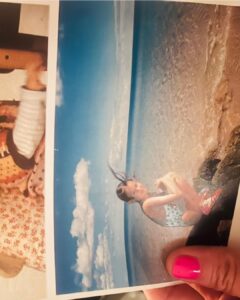 Peri Baumeister Instagram - Es ist lange her. Mein letztes Mal in Griechenland. Damals mit meiner Großmutter in einem kleinen Fischerdorf. Ich erinnere mich an die Hitze im Olivenhain und an eine kleine Bucht in der wir frühmorgens schwimmen gingen. Umgeben von Schafen. Rote Tomaten, knallweißer Feta und die getünchten Häuser in der selben Farbe. Es roch überall nach Jasmin und Orangen. Und der wettergegerbten Haut meiner Nana. Heute bin ich auf Kreta mit meiner Tochter, die mindestens genauso gut riecht. Meisten nach Buttercroissant 🥐. Hier mischt sich eine Prise Meersalz und Sonnencreme hinzu. Alleine Reisen unter Frauen, damit bin ich groß geworden. Es ist anders, wenn man nicht mehr das Kind ist. Ich fange an meine Mama zu verstehen. Danke @ammoshotel für diese schöne Zeit. Wie schön und liebevoll gestaltet es hier ist - wie gut wir es hier haben dürfen und wie lecker alles schmeckt. Unbezahlte Werbung einfach nur, weil ich sie mag.