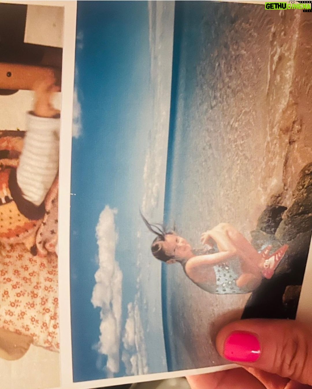 Peri Baumeister - 1.6K Likes - Es ist lange her.
Mein letztes Mal in Griechenland.
Damals mit meiner Großmutter in einem kleinen Fischerdorf.
Ich erinnere mich an die Hitze im Olivenhain und an eine kleine Bucht in der wir frühmorgens schwimmen gingen.
Umgeben von Schafen.
Rote Tomaten, knallweißer Feta und die getünchten Häuser in der selben Farbe.
Es roch überall nach Jasmin und Orangen.
Und der wettergegerbten Haut meiner Nana.
Heute bin ich auf Kreta mit meiner Tochter, die mindestens genauso gut riecht.
Meisten nach Buttercroissant 🥐.
Hier mischt sich eine Prise Meersalz und Sonnencreme hinzu.
Alleine Reisen unter Frauen, damit bin ich groß geworden.
Es ist anders, wenn man nicht mehr das Kind ist.
Ich fange an meine Mama zu verstehen.
Danke @ammoshotel für diese schöne Zeit.
Wie schön und liebevoll gestaltet es hier ist - wie gut wir es hier haben dürfen und wie lecker alles schmeckt.
Unbezahlte Werbung einfach nur, weil ich sie mag.