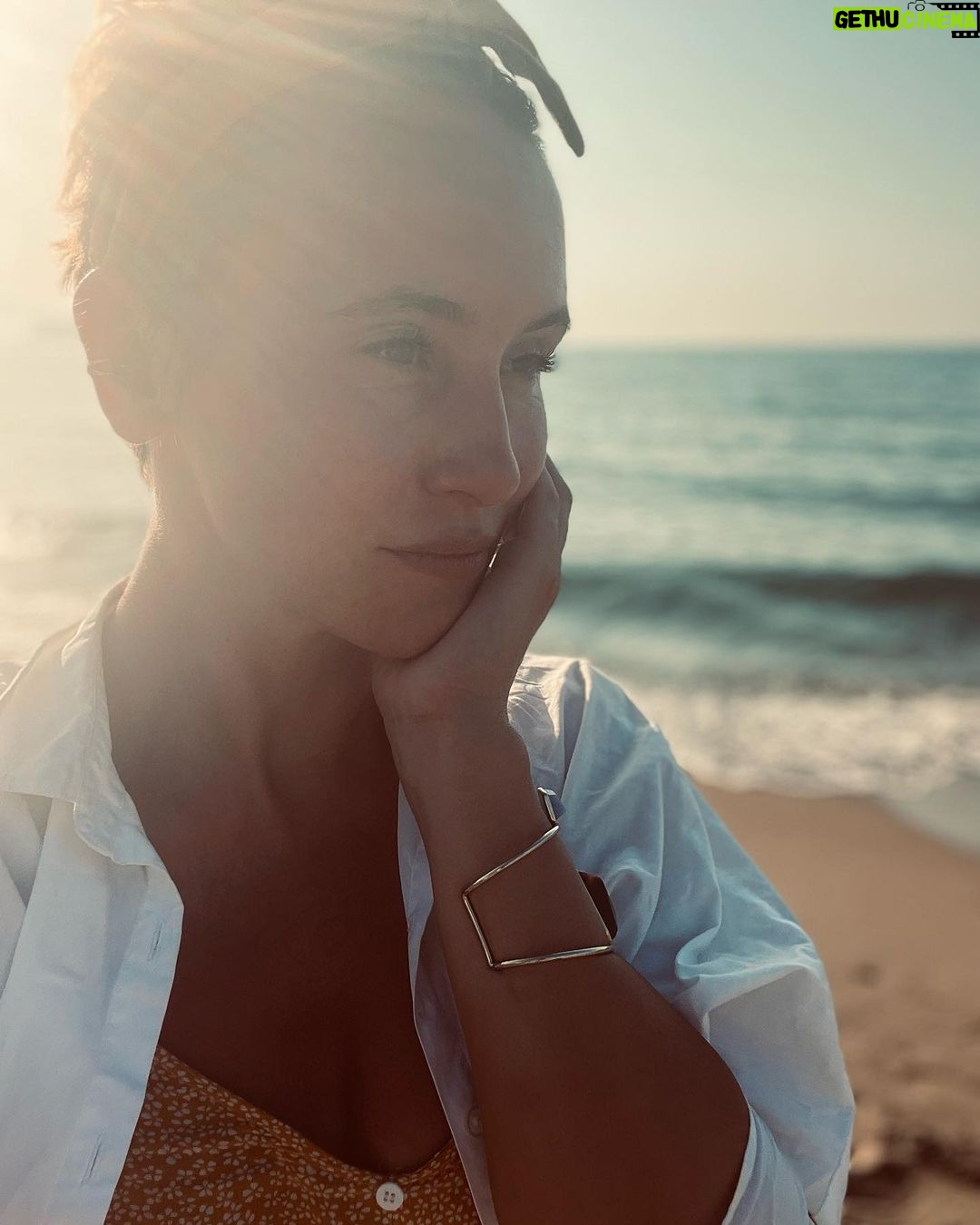 Peri Baumeister - 1.6K Likes - Es ist lange her.
Mein letztes Mal in Griechenland.
Damals mit meiner Großmutter in einem kleinen Fischerdorf.
Ich erinnere mich an die Hitze im Olivenhain und an eine kleine Bucht in der wir frühmorgens schwimmen gingen.
Umgeben von Schafen.
Rote Tomaten, knallweißer Feta und die getünchten Häuser in der selben Farbe.
Es roch überall nach Jasmin und Orangen.
Und der wettergegerbten Haut meiner Nana.
Heute bin ich auf Kreta mit meiner Tochter, die mindestens genauso gut riecht.
Meisten nach Buttercroissant 🥐.
Hier mischt sich eine Prise Meersalz und Sonnencreme hinzu.
Alleine Reisen unter Frauen, damit bin ich groß geworden.
Es ist anders, wenn man nicht mehr das Kind ist.
Ich fange an meine Mama zu verstehen.
Danke @ammoshotel für diese schöne Zeit.
Wie schön und liebevoll gestaltet es hier ist - wie gut wir es hier haben dürfen und wie lecker alles schmeckt.
Unbezahlte Werbung einfach nur, weil ich sie mag.