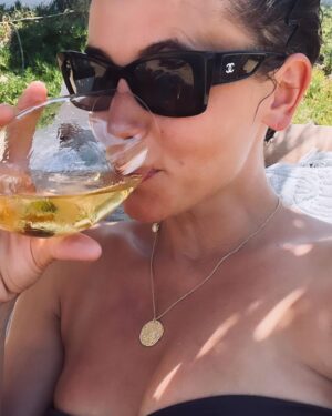 Peri Baumeister Instagram - Es ist lange her. 
Mein letztes Mal in Griechenland.
Damals mit meiner Großmutter in einem kleinen Fischerdorf. 
Ich erinnere mich an die Hitze im Olivenhain und an eine kleine Bucht in der wir frühmorgens schwimmen gingen. 
Umgeben von Schafen. 
Rote Tomaten, knallweißer Feta und die getünchten Häuser in der selben Farbe. 
Es roch überall nach Jasmin und Orangen. 
Und der wettergegerbten Haut meiner Nana.

Heute bin ich auf Kreta mit meiner Tochter, die mindestens genauso gut riecht. 
Meisten nach Buttercroissant 🥐.
Hier mischt sich eine Prise Meersalz und Sonnencreme hinzu. 
Alleine Reisen unter Frauen, damit bin ich groß geworden. 

Es ist anders, wenn man nicht mehr das Kind ist.
Ich fange an meine Mama zu verstehen. 

Danke @ammoshotel für diese schöne Zeit. 
Wie schön und liebevoll gestaltet es hier ist - wie gut wir es hier haben dürfen und wie lecker alles schmeckt. 

Unbezahlte Werbung einfach nur, weil ich sie mag.