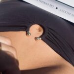 Peri Baumeister Instagram - Es ist lange her. Mein letztes Mal in Griechenland. Damals mit meiner Großmutter in einem kleinen Fischerdorf. Ich erinnere mich an die Hitze im Olivenhain und an eine kleine Bucht in der wir frühmorgens schwimmen gingen. Umgeben von Schafen. Rote Tomaten, knallweißer Feta und die getünchten Häuser in der selben Farbe. Es roch überall nach Jasmin und Orangen. Und der wettergegerbten Haut meiner Nana. Heute bin ich auf Kreta mit meiner Tochter, die mindestens genauso gut riecht. Meisten nach Buttercroissant 🥐. Hier mischt sich eine Prise Meersalz und Sonnencreme hinzu. Alleine Reisen unter Frauen, damit bin ich groß geworden. Es ist anders, wenn man nicht mehr das Kind ist. Ich fange an meine Mama zu verstehen. Danke @ammoshotel für diese schöne Zeit. Wie schön und liebevoll gestaltet es hier ist - wie gut wir es hier haben dürfen und wie lecker alles schmeckt. Unbezahlte Werbung einfach nur, weil ich sie mag.