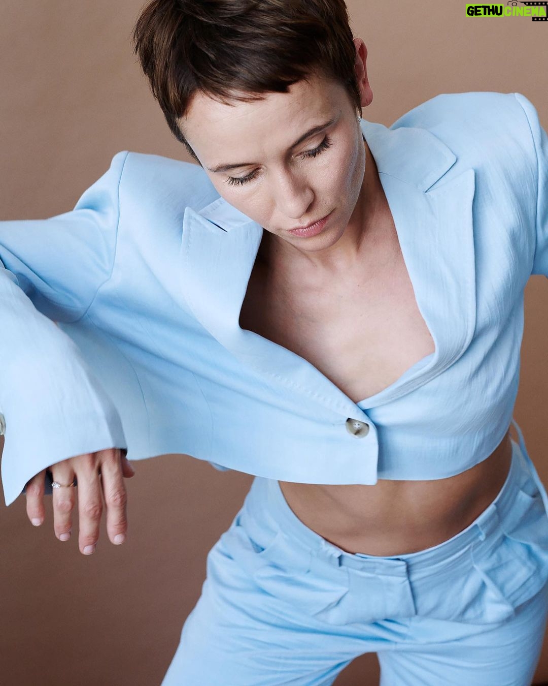 Peri Baumeister - 2.5K Likes - Mai
Vulnerable.
Fragile.
Soft.
Die Diskrepanz zwischen Wirkung und eigener Wahrnehmung ist immer wieder ein erstaunliches Phänomen.
📸 @valeria.mitelman.photo
💄 @annakuerner.mua