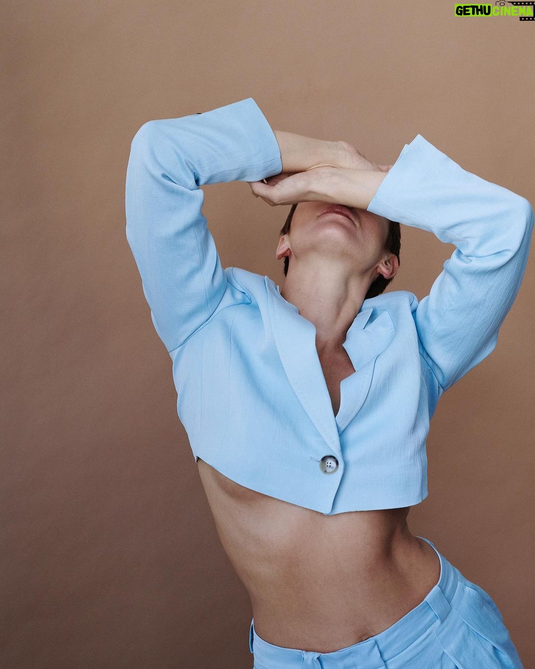 Peri Baumeister - 2.5K Likes - Mai
Vulnerable.
Fragile.
Soft.
Die Diskrepanz zwischen Wirkung und eigener Wahrnehmung ist immer wieder ein erstaunliches Phänomen.
📸 @valeria.mitelman.photo
💄 @annakuerner.mua