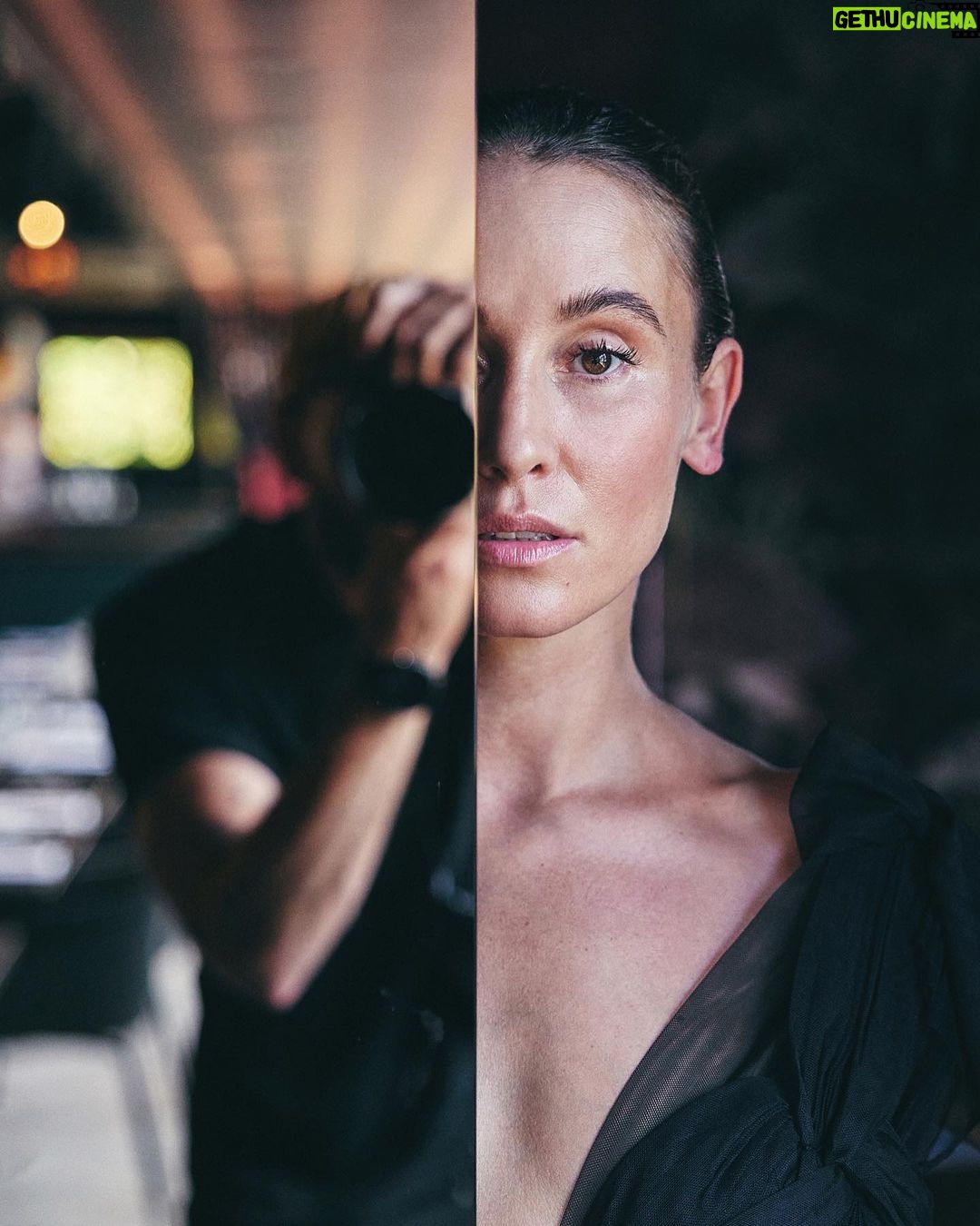 Peri Baumeister - 1.3K Likes - She opens her eyes and started to see 🌘
•
•
•
📸 @nilsschwarz_
@sabrina.reuschl
@grill_im_kuenstlerhaus
@loewscommunications